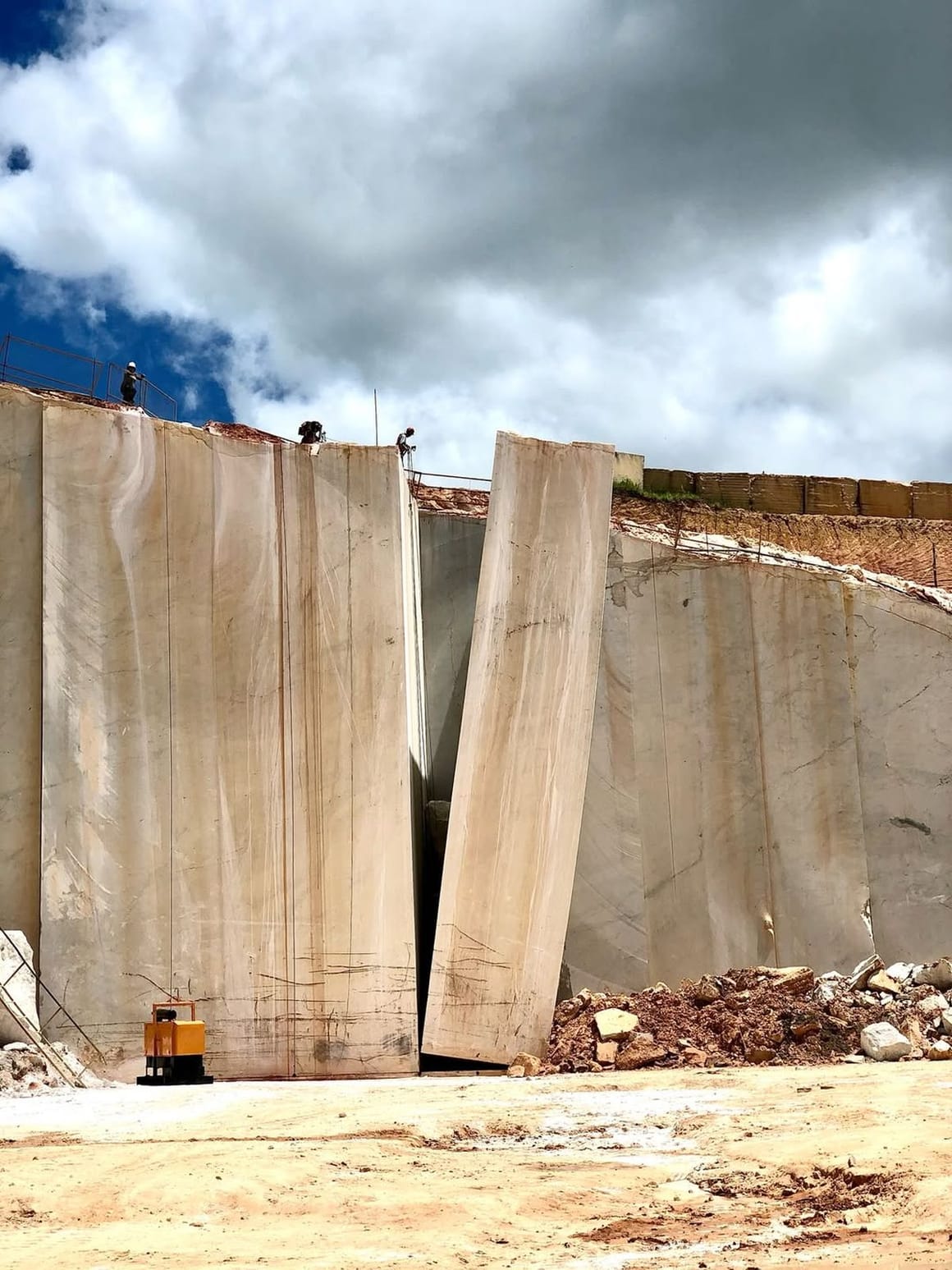 Extração de blocos de rocha natural em pedreira